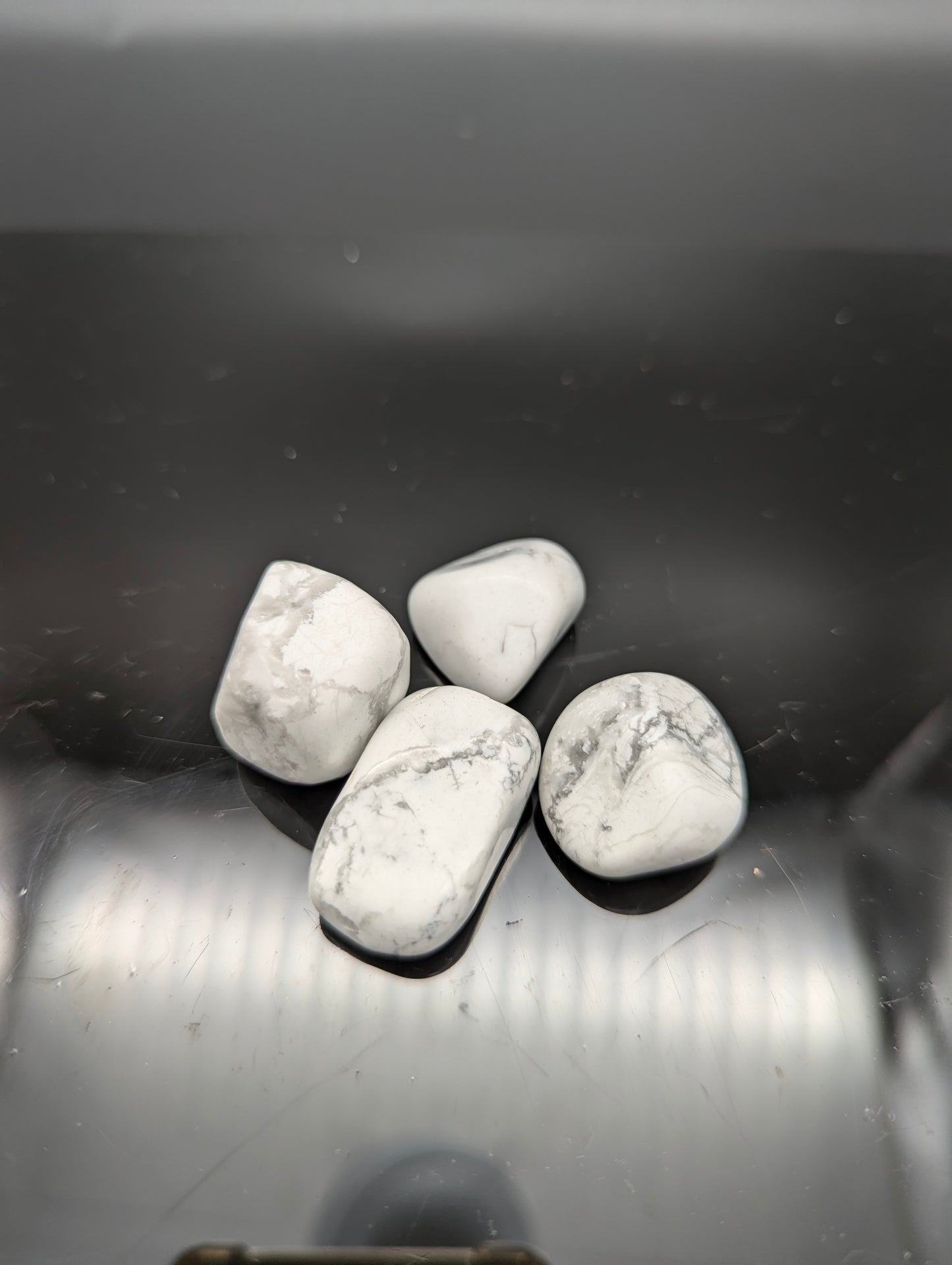 Howlite tumble stones